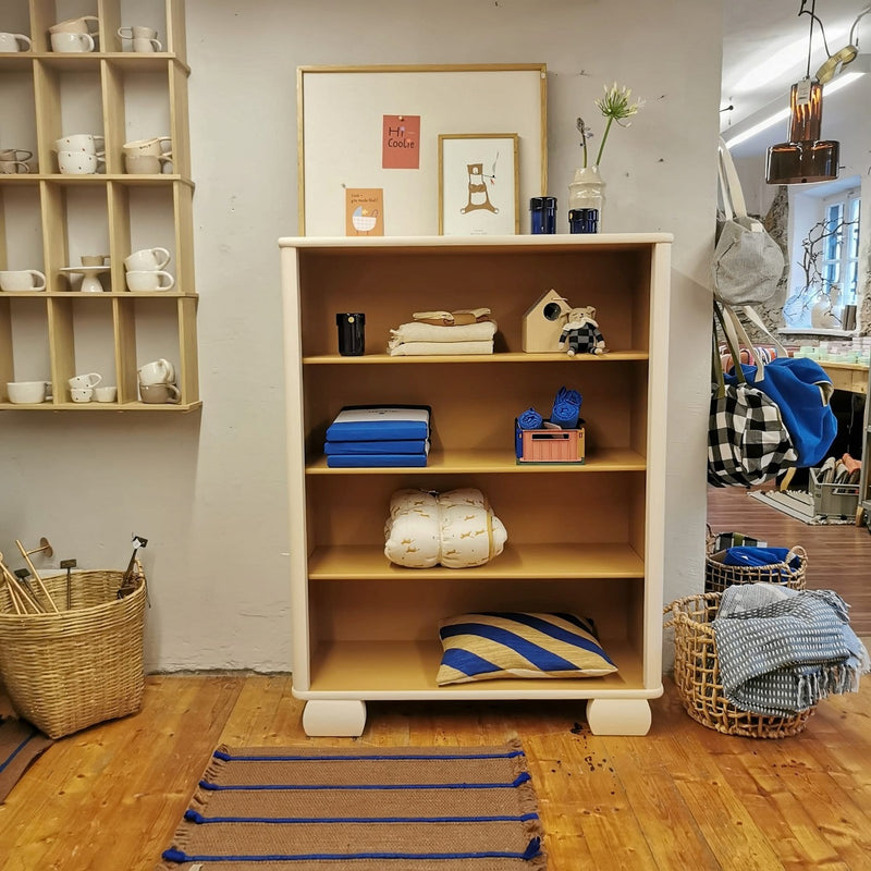 shelf "Mia"